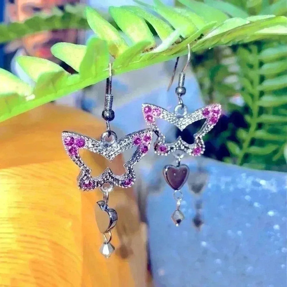 🦋 VINTAGE/ GOTHIC 🦋 LOOK BRAND NEW BUTTERFLIES 🦋  DANGLING EARRINGS - Picture 1 of 4